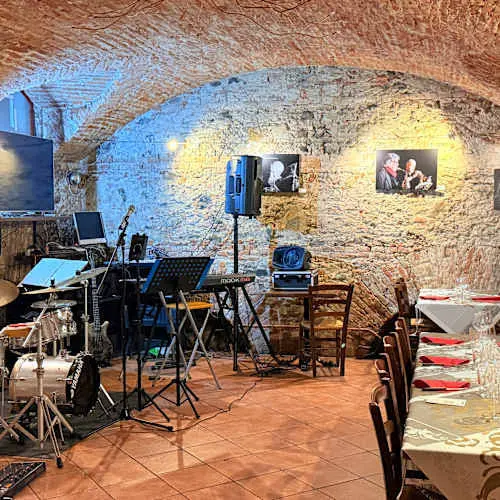 Strumenti e microfoni pronti sul palco di ACCASA